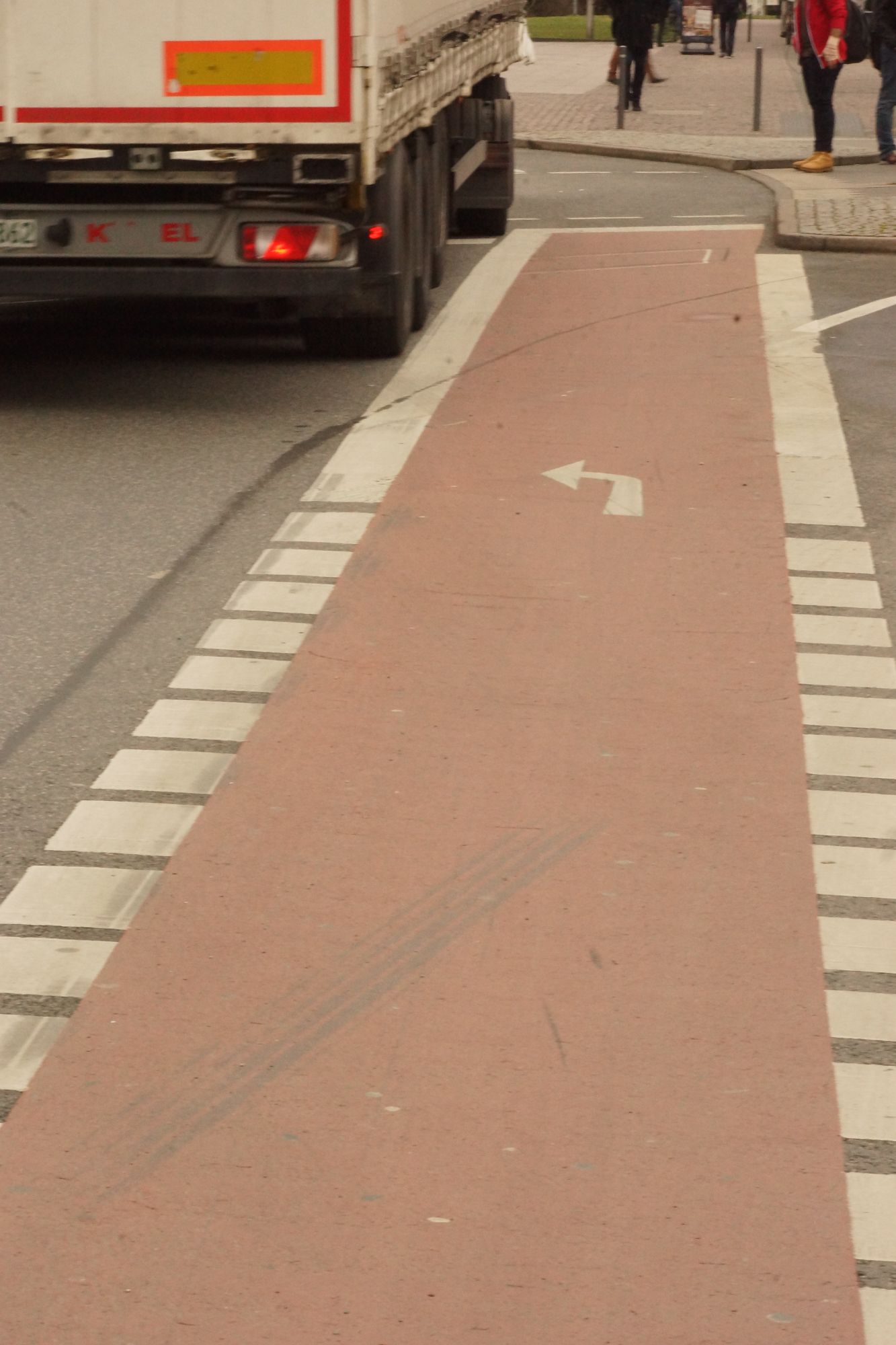 Rösrath: Polizei sensibilisiert für Fahrrad-Schutzstreifen